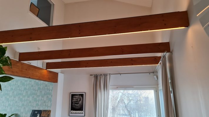 Indirect lighting in the living room is successful with beams