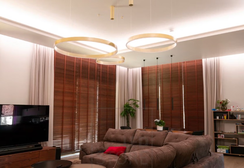 Das bedeutet, dass die LED-Anzeige eingeschaltet ist, die LED-Anzeige ausgeschaltet ist und die Anzeige im Fernsehen nicht möglich ist. - LedStore Epäsuora led-nauhavalaistus olohuoneessa on asennettu sekä katon myötäisesti että verhojen edstä valaisemaan alaspäin. Lisänä tyylikkäät sisustusvalaisimet.