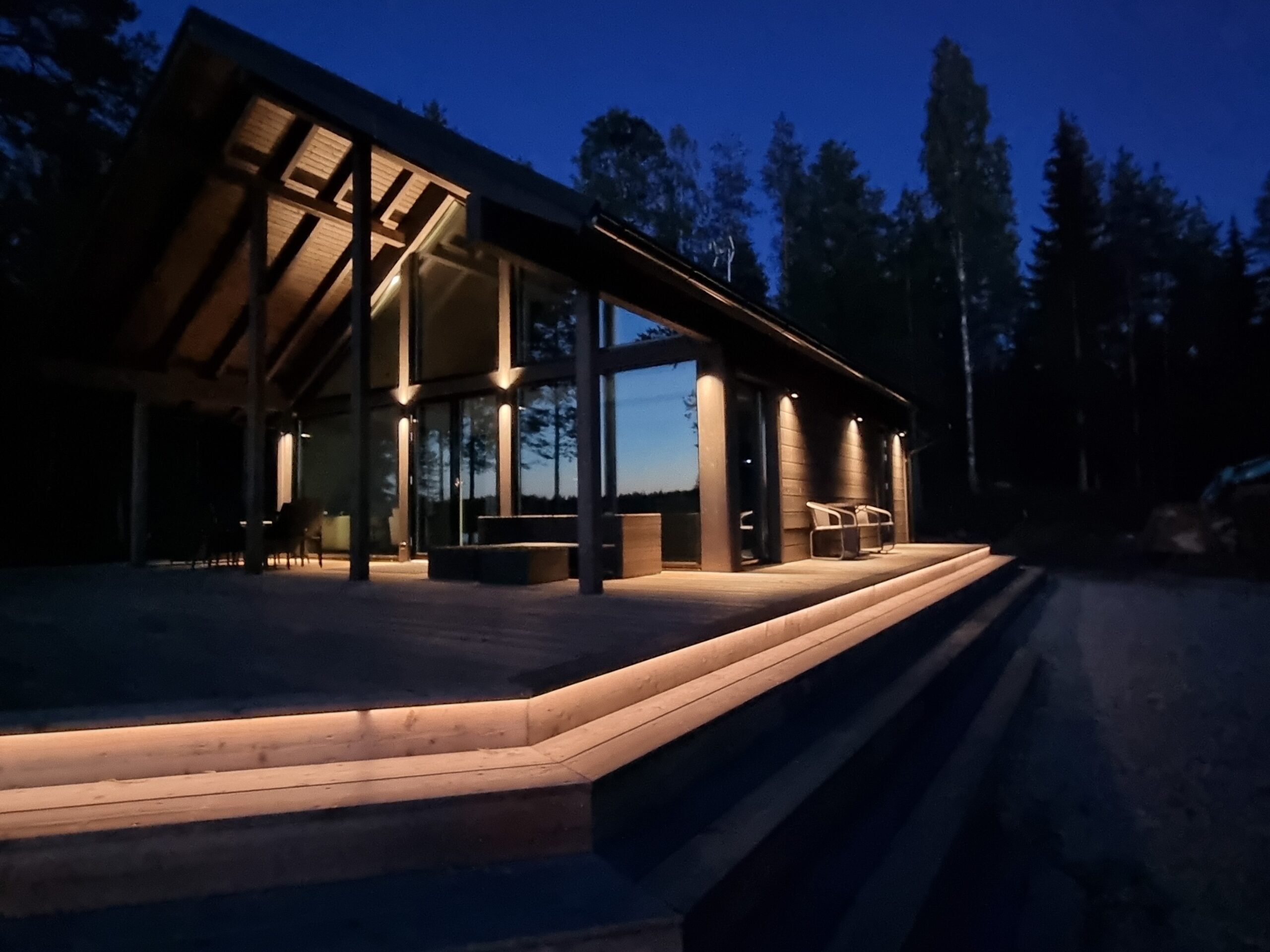 Led-valonauhat voidaan asentaa pitkiäkin matkoja yhtenäisenä. Tässä on valaistu terassin kiertävät porrasaskelmat niin, että ensimmäisen askelman alle on laitettu led-nauhaa, niin valon tuoma kontrasti osoittaa kulkijalle, missä kohtaa ensimmäinen askelma on.