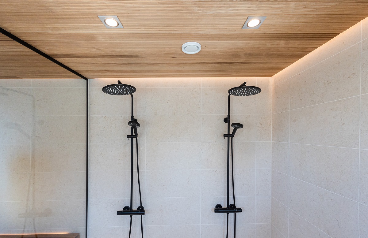 3 En LED-list löper runt spåret i duschpanelen, som lämnats ofullständig Spotlights som allmänbelysning LedStorefi - LedStore Moderniin suihkutilaan on kaksi mustaa sadesuihkupäätä kermanväriselle laatoitukselle. Puuverhoiltu katto, jota korostavat upotetut LED-valot LedStore.fi:stä, luo minimalistisen ja elegantin ilmeen. Suihkualueen erottaa lasinen ulkoeinä muusta tilasta.
