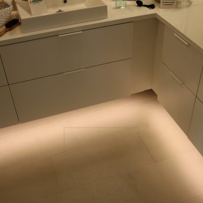 Asuntomessut 2018: WC kalusteen pohjassa L muodossa  led nauhaa liiketunnistimella. Ledstore.fi
