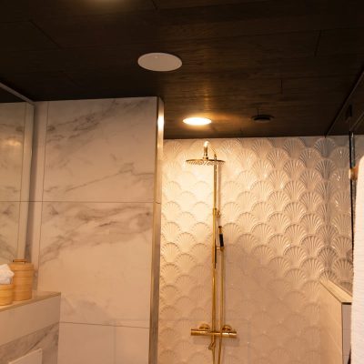 Asuntomessut 2020: Plafondit suihkun katossa. Huomaa kuinka valo heijastuu suihkupäästä. Ledstore.fi
