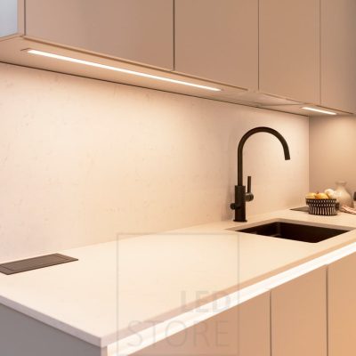 Asuntomessut 2020: keittiön työtasoa valaisemassa led nauhat upotettuna kaappien pohjaan. Lisäksi tason alla led nauha valaisemassa epäsuoraa valoa. Ledstore.fi