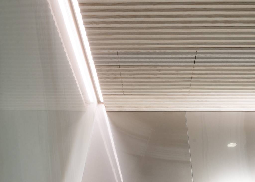 electrically safe and product-safe installation in the intermediate ceiling is also obtained neatly