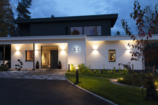 Led-pihavalaistus moderniin taloon Led-pihavalaistus moderniin taloon