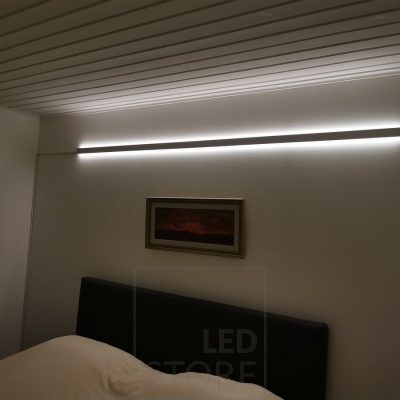 Makuuhuoneen tunnelmavalaistuksena kahteen suuntaan valaiseva alumiiniprofiili. Ledstore.fi