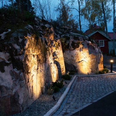 Led SPIKE maavalo valaisemassa ja korostamassa kalliota. Ledstore.fi