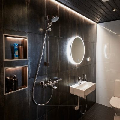 Monipuolinen kylpyhuoneen valaistus toteutettu led-valonauhalla, led spoteilla ja led valopeilillä. Ledstore.fi