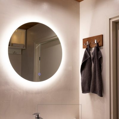 Pienempi MOON valopeili on halkaisijaltaan 600mm sopii hyvin kylpyhuoneeseen ja wc-tiloihin tuomaan tunnelmaa ja lisävalaistusta (IP55). Peilin yläpuolella KANTTI-spotti tuomassa kasvoille suoraa valoa. Ledstore.fi