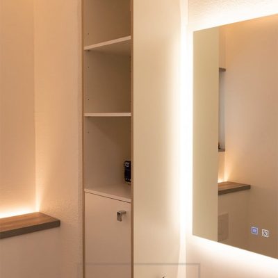 Kylpyhuoneeseen luotu pehmeä valaistus täysin epäsuoralla valolla. Led valonauhat WC-kotelon takana suunnattuna ylöspäin ja katossa lipassa valaisemassa seinän kautta alas, kokonaisuuden kruunaa valopeili. Ledstore.fi