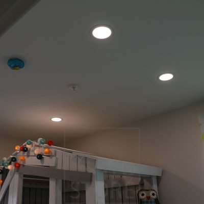 Himmennettävä ja värilämpötilasäädettävä valaistus lastenhuoneessa toteutettuna led plafondeilla. Ledstore.fi