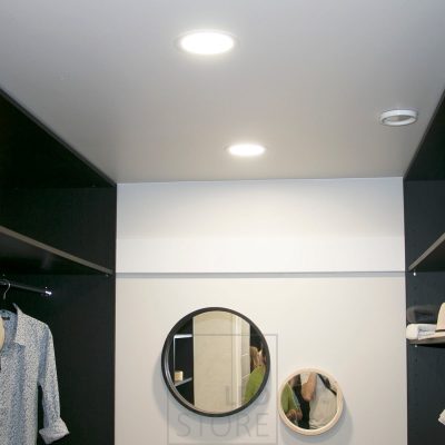 Led Plafondit valaisemassa vaatehuonetta. Led-paneeli antaa hyvän valon tiloihin, joissa on vain vähän luonnonvaloa. Ledstore.fi