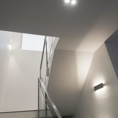 Led seinävalaisin STRAIGHT portaikossa antaa valon epäsuorasti seinän kautta ylös ja alaspäin, joten se soveltuu erityisen hyvin tunnelmaa kaipaaviin tiloihin. Ledstore.fi