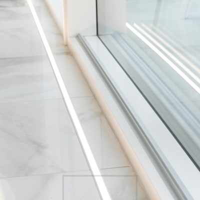 Kapea uppoprofiili upotettuna lattiaan. Valo on tunnelmallista ja korostaa kaunista marmoria ja ikkunaa. Ledstore.fi