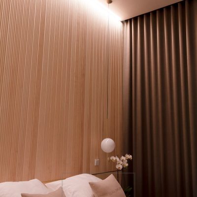 Leveässä uppoprofiilissa led nauhat korostamassa makuuhuoneen panelointia. Ledstore.fi