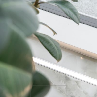 Led nauha upotettuna marmorilattiaan luo kauniin yksityiskohdan lattiaan. Ledstore.fi