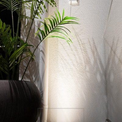 Ylöspäin valaiseva terassiin upotettu spotti käyttää seinää heijastepintana eikä häikäise. Valaisin valaisee tunnelmallista valoa alhaalta ylöspäin. Ledstore.fi
