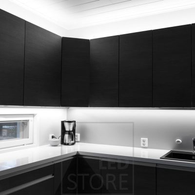 Keittiössä led nauhoilla valaistus kaappien päällä sekä kaappien pohjassa kiinnitettynä tuomaan työtasoon valoa. Ledstore.fi