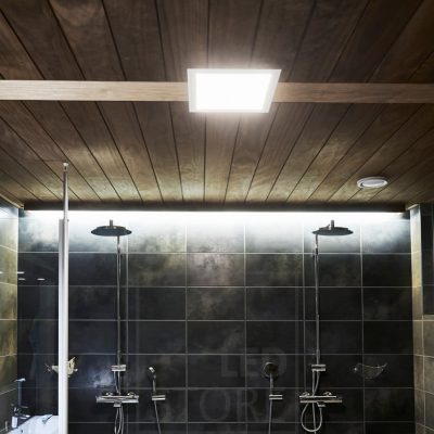 Kylpyhuoneessa paneeli valaisin yhdistettynä epäsuorasti asennettuun led nauhaan. Ledstore.fi