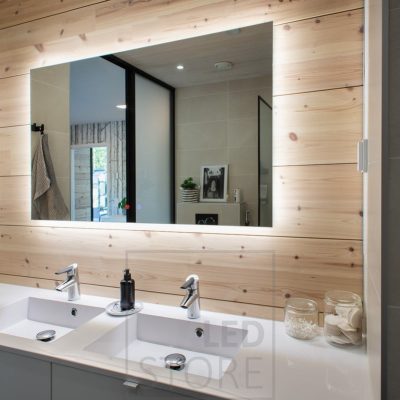 Kylpyhuoneessa 1200mmx750mm valopeilin takaa tuleva valo korostaa kaunista puupanelointia ja avartaa tilaa. Ledstore.fi
