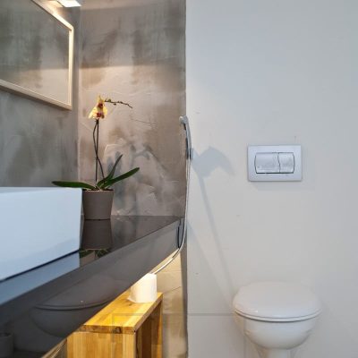 Kylpyhuoneessa sekä tunnelmavalona että yövalona toimiva epäsuora valaistus tason alla, syttyy liiketunnistimesta. Ledstore.fi