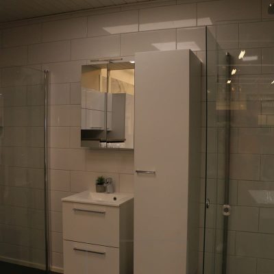 300x1200 paneeli kylpyhuoneen katossa. Paneelivalaisin valaisee tasaisesti ja tehokkaasti. Ledstore.fi