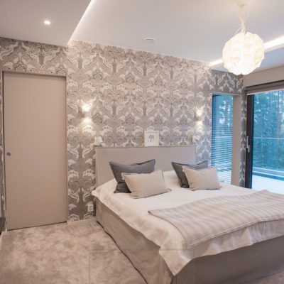 Makuuhuoneessa monipuolinen ja hotellimainen valaistus. Epäsuoraa valoa kiertämässä tilaa, spottivalaistusta sekä sisustuksellinen riippuvalaisin tilan keskellä. Sängyn molemmin puolin seinävalaisimet. Ledstore.fi