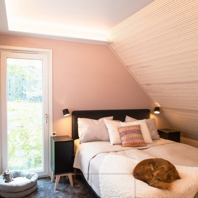 Makuuhuoneen valaistuksena vinossa katossa alaslasku-lipassa led valonauha valaisee hyvin tilaa epäsuoralla ja pehmeällä valolla. Ledstore.fi 