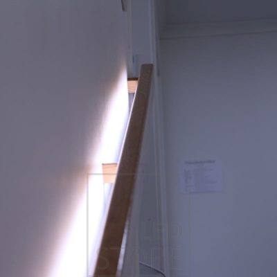Seinään suunnattuna led nauha kaiteessa, jolloin  valo on todella pehmeää valaistessaan seinän kautta. Ledstore.fi