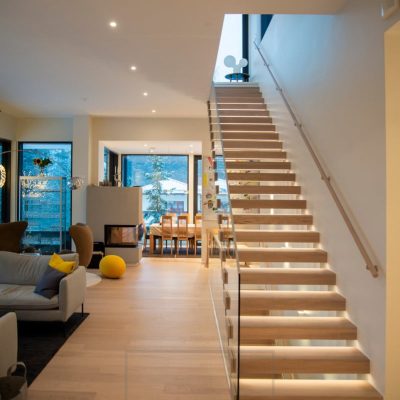 Led nauhat portaissa jyrsittynä askelmiin korostavat ilmavaa ja kaunista portaikkoa. Ledstore.fi