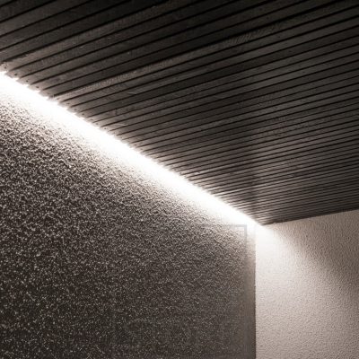 Epäsuoraa valaistusta ulkona. Led nauha katon ja seinän välissä luomassa tunnelmallista valaistusta. Ledstore.fi
