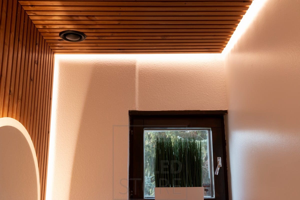 WC epäsuora valo Ledstore.fi_34 - LedStore WC-tilan riman takana led nauha luomassa tunnelmallista epäsuoraa valoa. Ledstore.fi