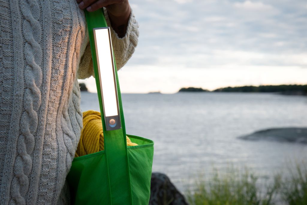 Wanda mukana matkalla kiinnitettynä laukun hihnaan LedStore.fi