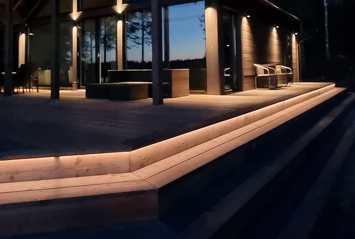 Led valonauhalla turvallisuutta - LedStore Porrasaskelman saa erotettua visuaalisesti terassin pinnasta led valonauhalla.