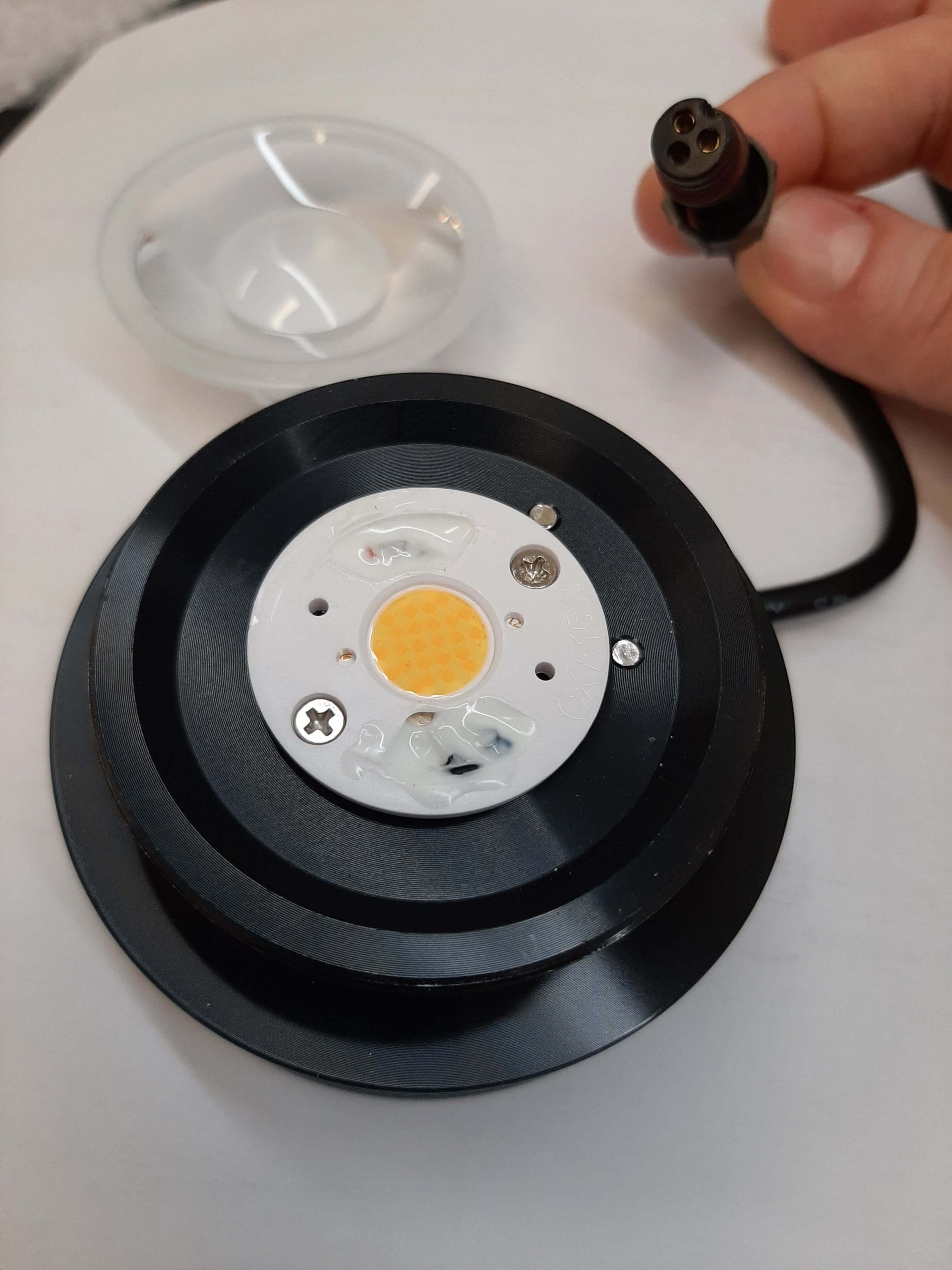 Värilämpötilasäädettävä spotti sisältää monitoimisen led piirin, copyright LedStore.fi