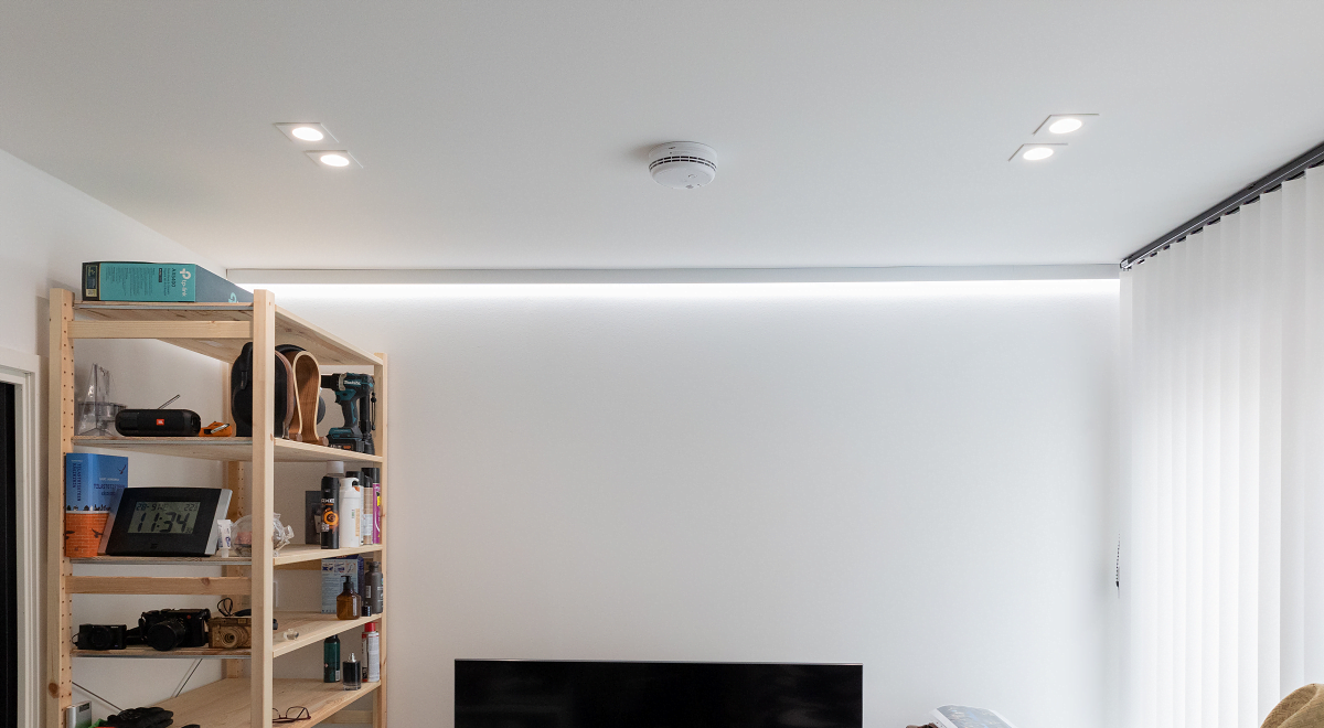 Indirect light on the ceiling in the study