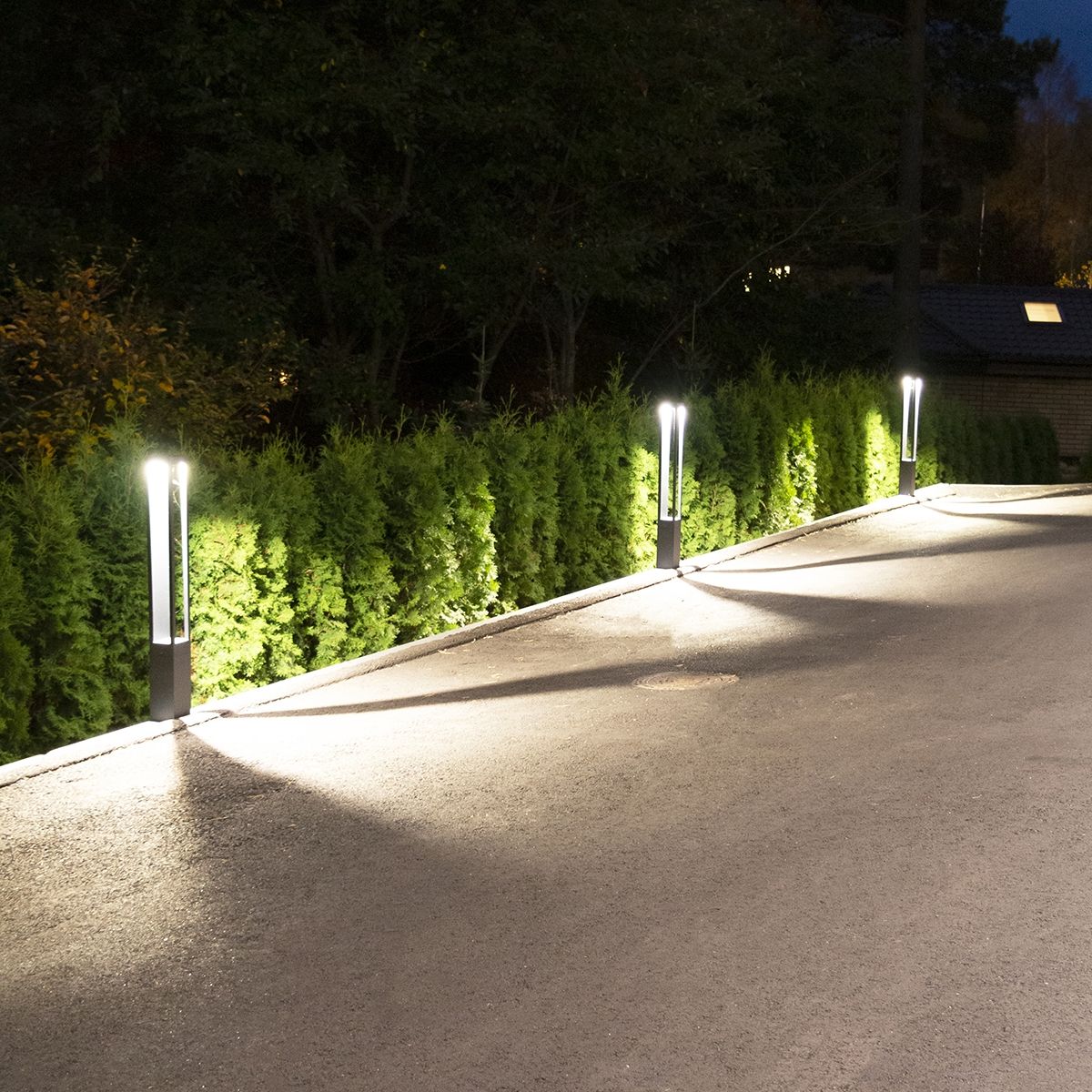 funk_pillars_illuminating_your_yard_ledstorefi_1 - LedStore Pilarivalaisimet tontin reunassa valaisevat pihan suuntaan.