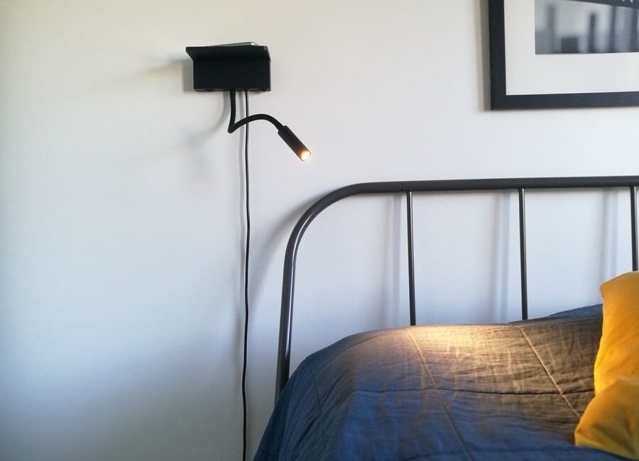 NIGHT yö- ja lukuvalaisin sängynpäädyssä. Valaisimessa sekä langaton lataus että USB-paikka puhelimen latausta varten. Ledstore.fi